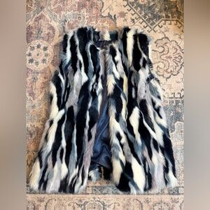 Stylish Faux Fur Vest in Blue and White woman’s size medium